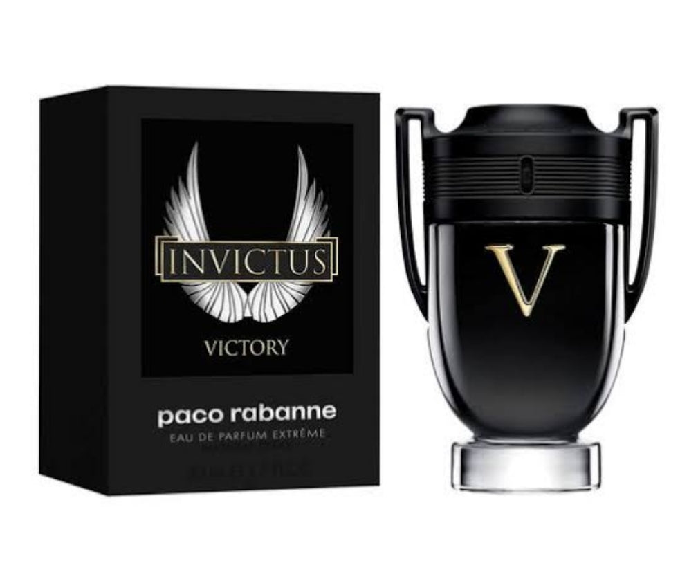 Frasco do perfume Invictus Victory da Paco Rabanne, disponível na Now Parfum.